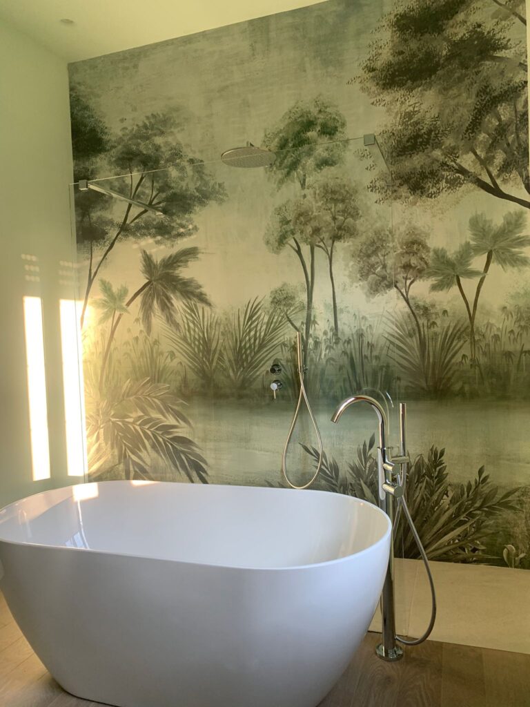 Foto del bagno realizzato, vasca freestanding in primo piano con alle spalle cristallo doccia e doccia